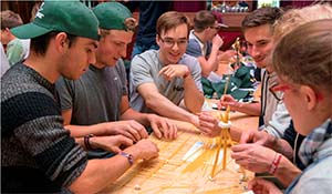 Bild:Ingenieure braucht das Land: Roland Mack begrüßt KIT-Studenten im Europa-Park